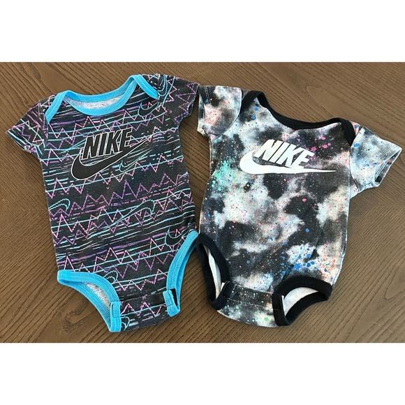 2 90's Nike Bodysuit‎ Baby Boy Size 0-6 Months Multi Colored Nike Logo Bodysuits - Picture 1 of 7